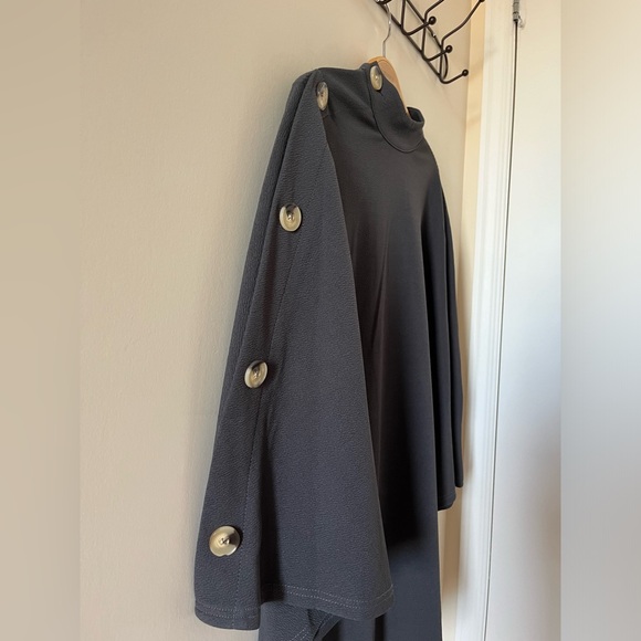 Grey cape/poncho 🩶 - Picture 2 of 3